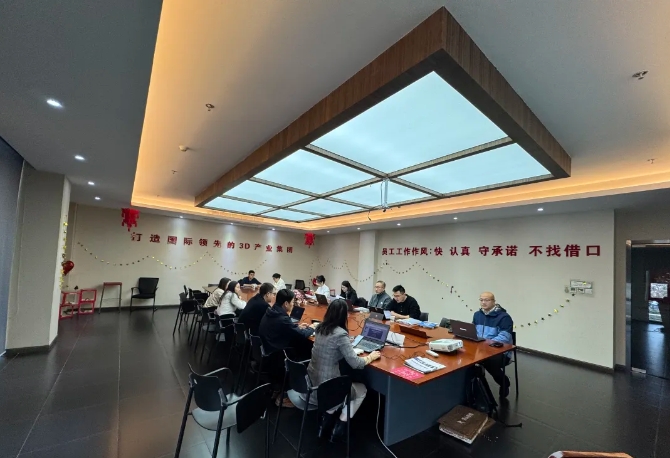 為深入貫徹中共中央、國務(wù)院印發(fā)的《國家標準化發(fā)展綱要》，落實加快數(shù)字化發(fā)展、建設(shè)數(shù)字中國的戰(zhàn)略部署，和《上海市全面推進城市數(shù)字化轉(zhuǎn)型&ldquo;十四五&rdquo;規(guī)劃》，推進上海城市數(shù)字化轉(zhuǎn)型標準化建設(shè)，數(shù)造科技積極響應(yīng)這一號召，成為上海市浦東新區(qū)第一批試點數(shù)字化改造企業(yè)之一，并順利通過驗收。  圖片  圖片  圖片  圖片  圖為上海市城市數(shù)字化轉(zhuǎn)型工作領(lǐng)導(dǎo)小組部分領(lǐng)導(dǎo)和南匯工業(yè)園區(qū)領(lǐng)導(dǎo)、上海數(shù)造領(lǐng)導(dǎo)班子成員參加數(shù)字化改造驗收答辯  圖片  參觀上海數(shù)造大廳的數(shù)字化制造&ldquo;黑湖小工單&rdquo;生產(chǎn)工序看板  數(shù)造科技自成立之初，創(chuàng)始人趙毅博士就以&ldquo;數(shù)造&rdquo;為企業(yè)命名，蘊含數(shù)字化制造和變革的深遠意義，與此時政府推進聚焦制造業(yè)與數(shù)字化改造深度融合。未來，數(shù)造科技將不斷提升公司智能化、數(shù)字化、信息化改造力度，全面提升公司綜合管理和運營水平，著力實現(xiàn)智能制造高質(zhì)量發(fā)展。